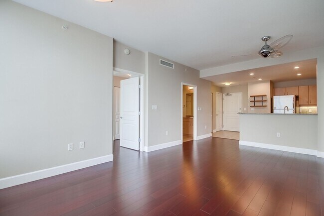 Building Photo - Modern 2 bed / 2 bath Condo in Little Ital...