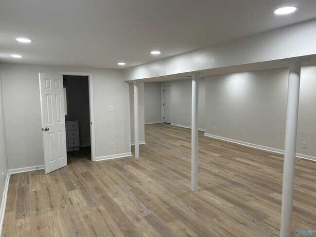 Building Photo - 2620 Thornhill Rd NW