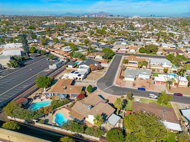 Building Photo - Large Trilevel home backing 60 with pool and close to ASU