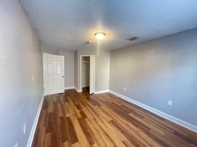 Building Photo - 8832 Coral Palms Ct