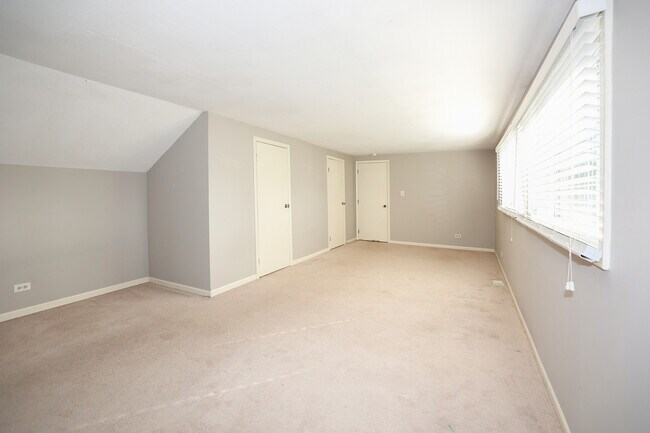 Building Photo - 1329 Stonegate Rd