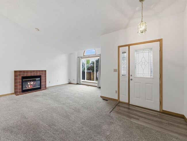 Building Photo - Bright & Spacious 3 Bed Home with Vaulted Ceilings & Fenced Yard AVAILABLE NOW!