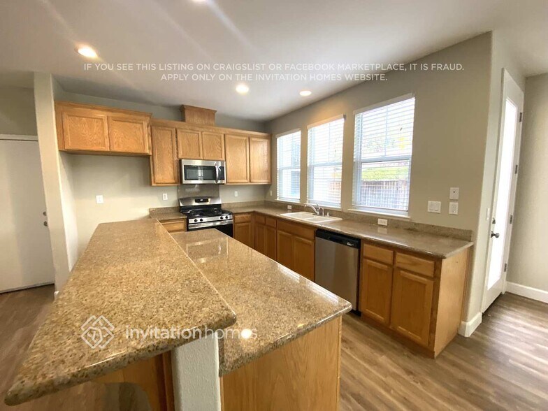 Building Photo - 465 Lexington Dr
