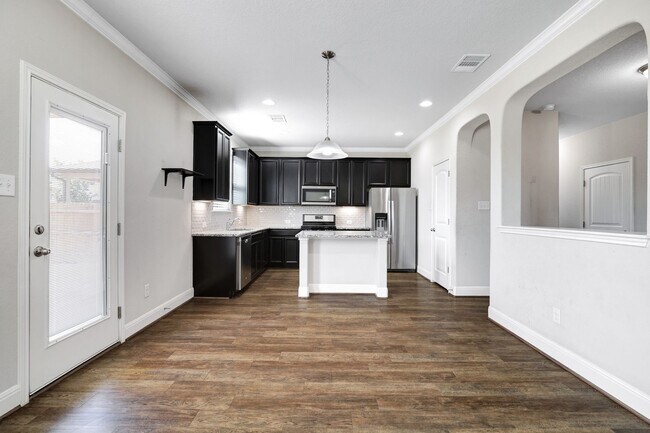 Building Photo - STEUBING FARM - ENCLAVE! 3BD/2.5BA Immaculate - Must See!!