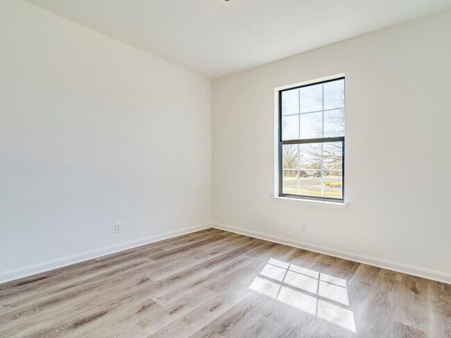 Building Photo - 223 Evergreen Cir