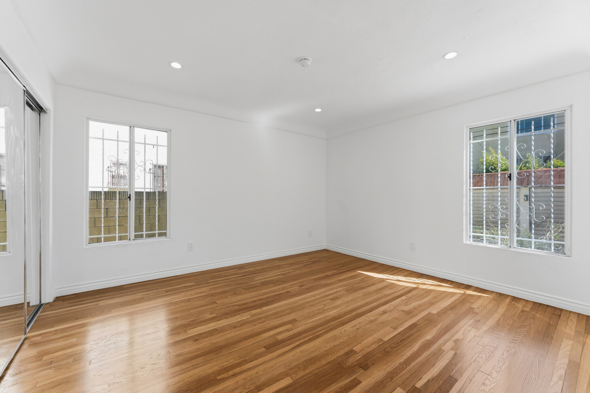 Building Photo - 824 S Holt Ave