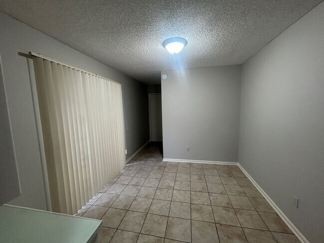 Building Photo - Updated Spacious Townhome