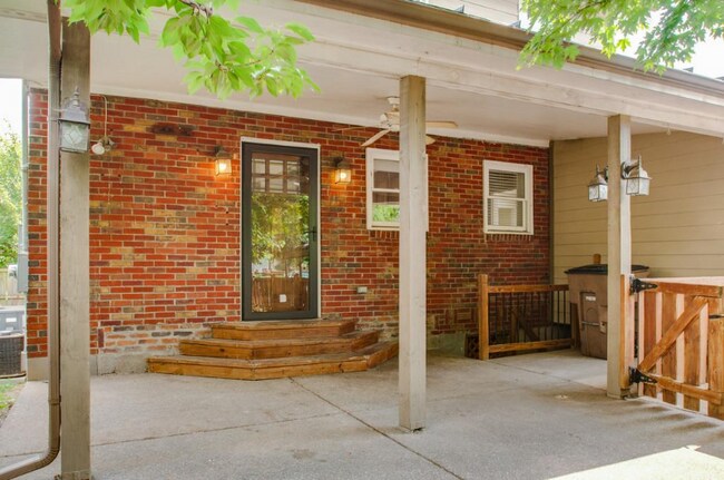 Building Photo - 1106 Lawrence Ave