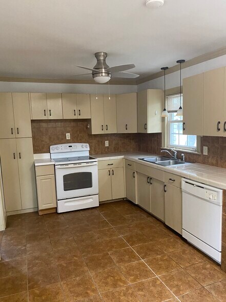 Kitchen - 1732 Monroe Dr NE
