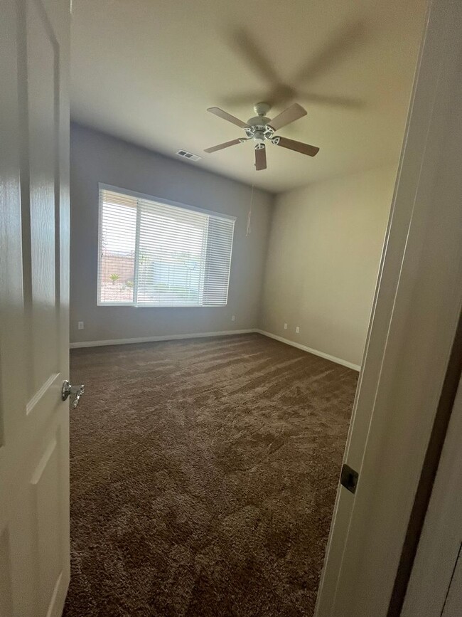 Building Photo - 2 bedroom 2 bath with bonus room/ office r...