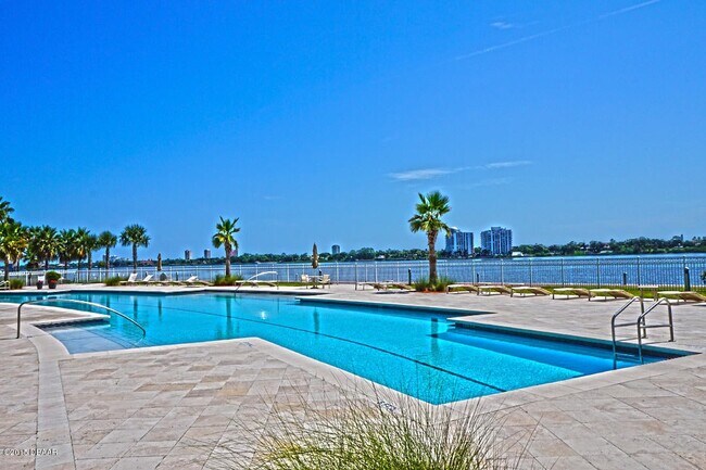 Building Photo - 231 Riverside Dr