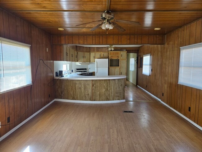 Building Photo - Three Bedroom, Pet Friendly Home!