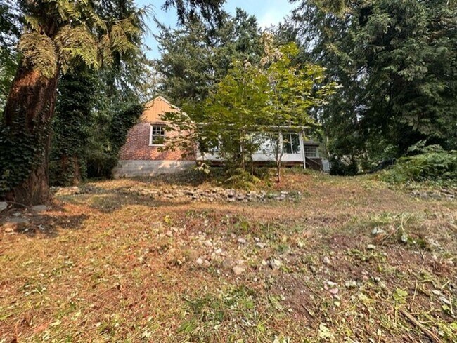 Building Photo - Charming 2 Bed, 1.5 Bath Home with Basement and Sunroom