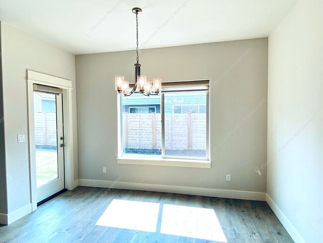 Building Photo - 3BR SE Bend home in great neighborhood wit...
