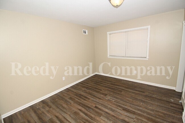 Building Photo - 3235 Fox Chase Dr