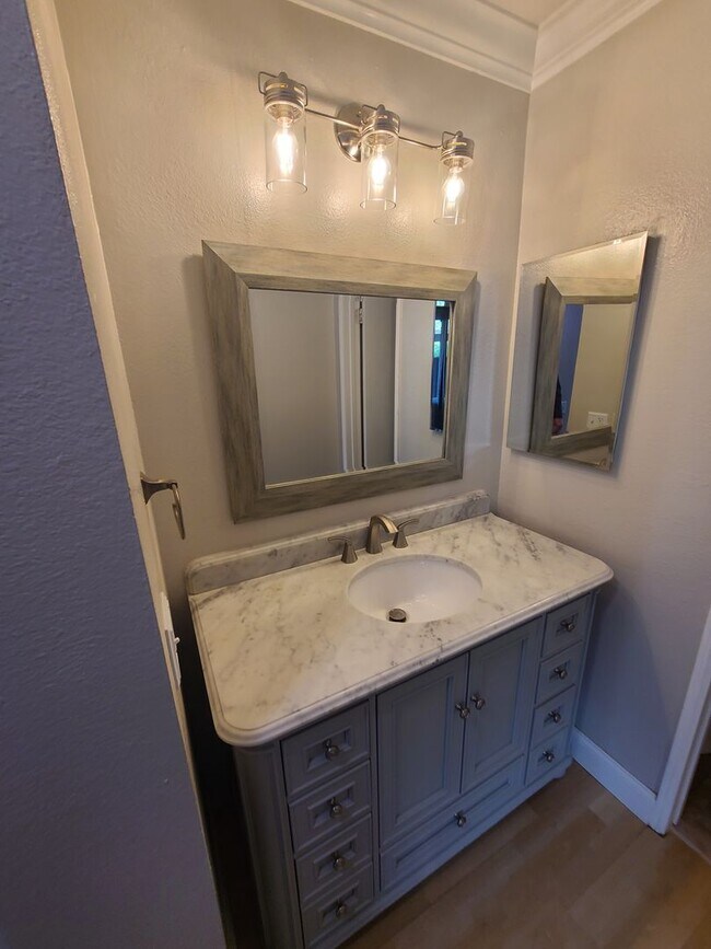 Building Photo - Spacious and Comfortable - Large 1Bd/1Ba - Lots of Natural Light - Private Patio w/ Sun Screens