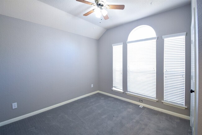 Building Photo - 31 Rolling Ridge Ct