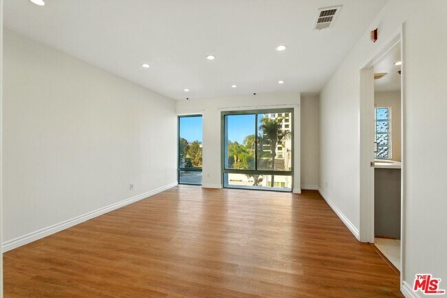 Building Photo - 10336 Wilshire Blvd
