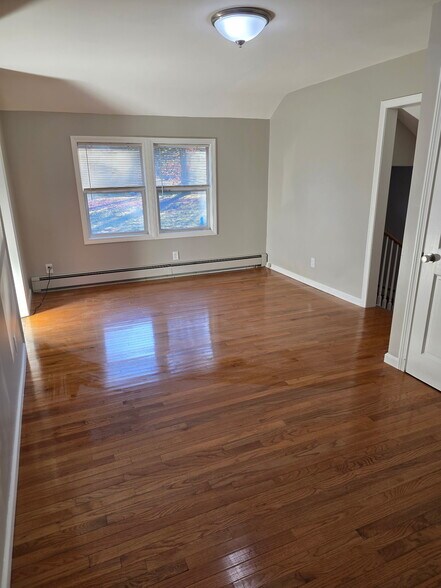 Building Photo - 28 Ridgeway St