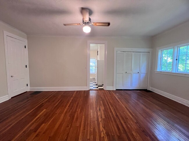 Building Photo - Single Family Heritage Hill Home! Two Bedr...
