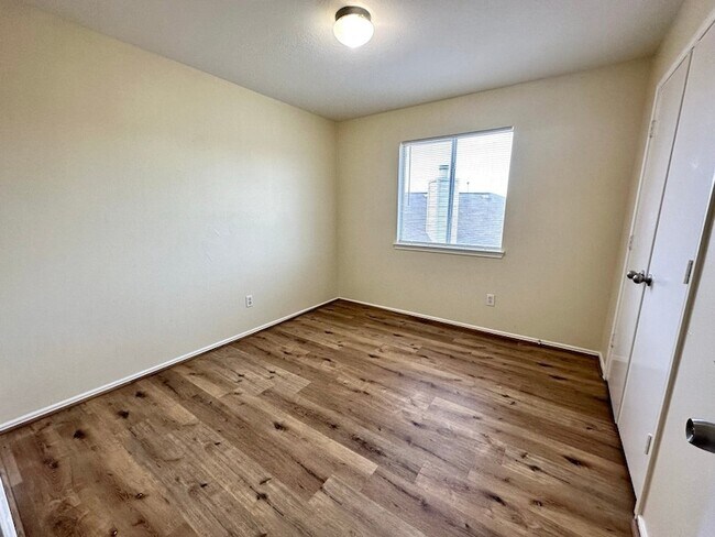 Building Photo - 1838 Strongs Ct