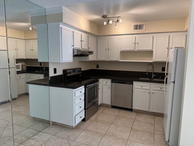 Building Photo - 1480 Sunflower Cir N