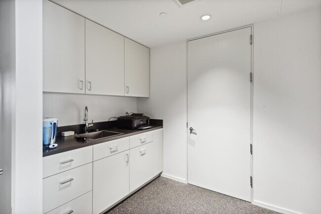 Building Photo - Millennium Tower - 2 bedrooms + den