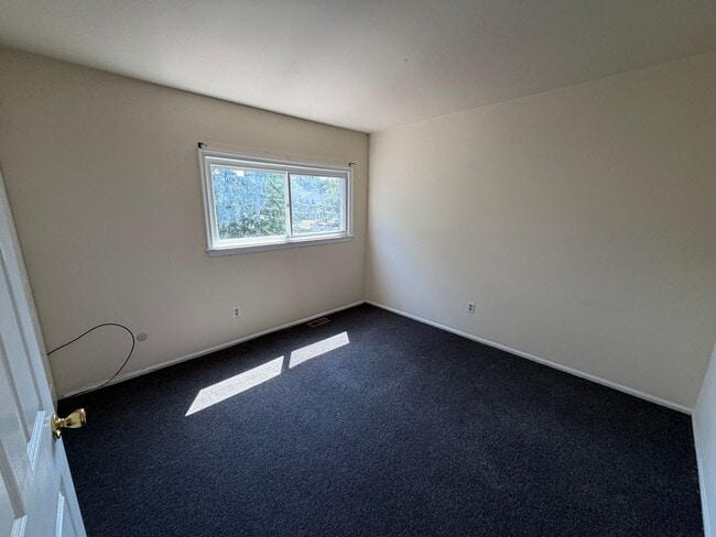 Building Photo - Spacious 4-Bedroom Colonial with 2-Car Garage in Howell