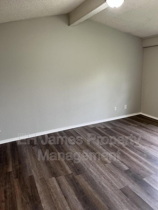 Building Photo - 10802 E 14th Ct