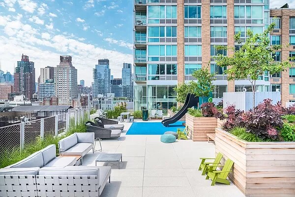 Building Photo - 320 W 71st St