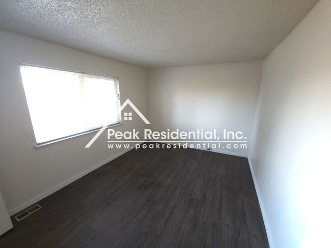 Building Photo - Spacious 2bd/1ba Sacramento Fourplex
