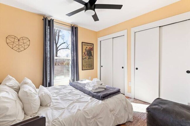 Building Photo - Light and Spacious Modern 3 bedroom