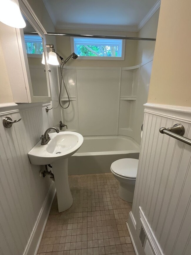 Building Photo - AVAILBLE NOW TO VIEW/LEASE! Classic Ardmor...