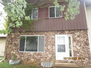 Building Photo - 907 Sprucewood Ln