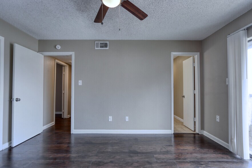 Building Photo - 711 Harbour Town Dr