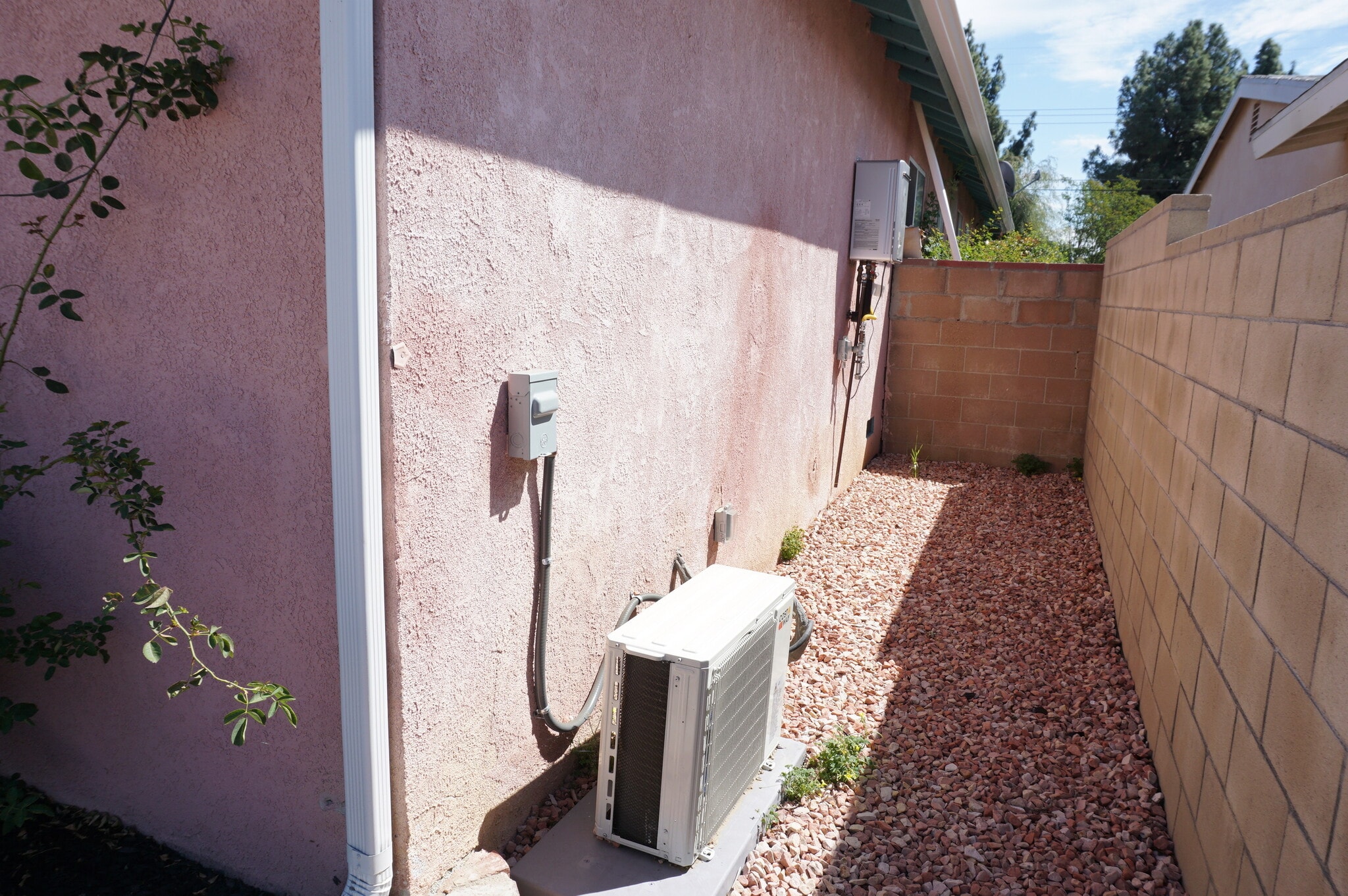 Building Photo - 8826 Quartz Ave