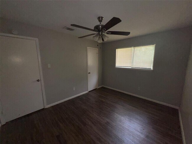 Building Photo - 201 Hartford Ln
