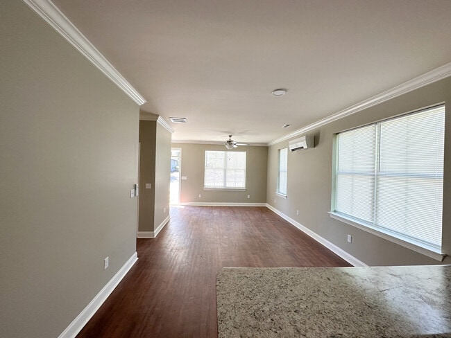 Building Photo - 704 Moore St