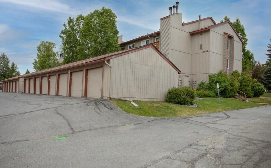 Building Photo - 9645 Independence Dr