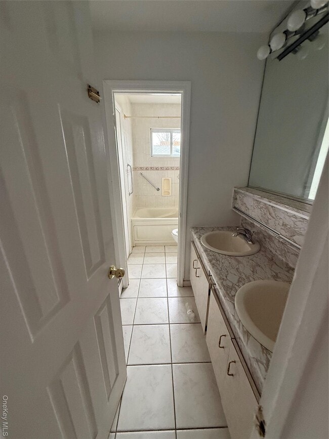 Building Photo - 28 Weir St