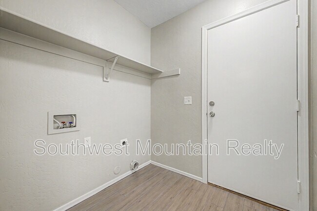Building Photo - 2272 E Remington Pl