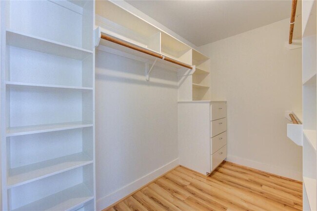 Building Photo - 8656 Meadowcroft Dr