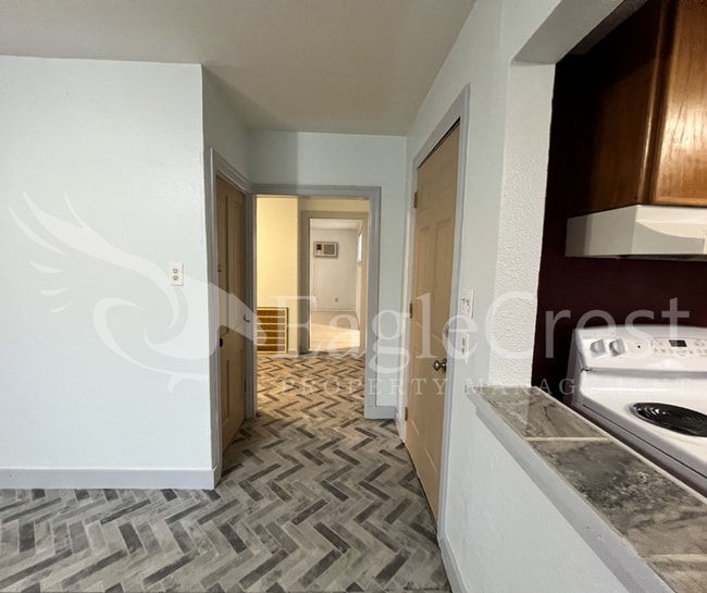 Building Photo - Comfortable 5 Bedroom Home with Modern Touches, Large Bedrooms & Front Porch