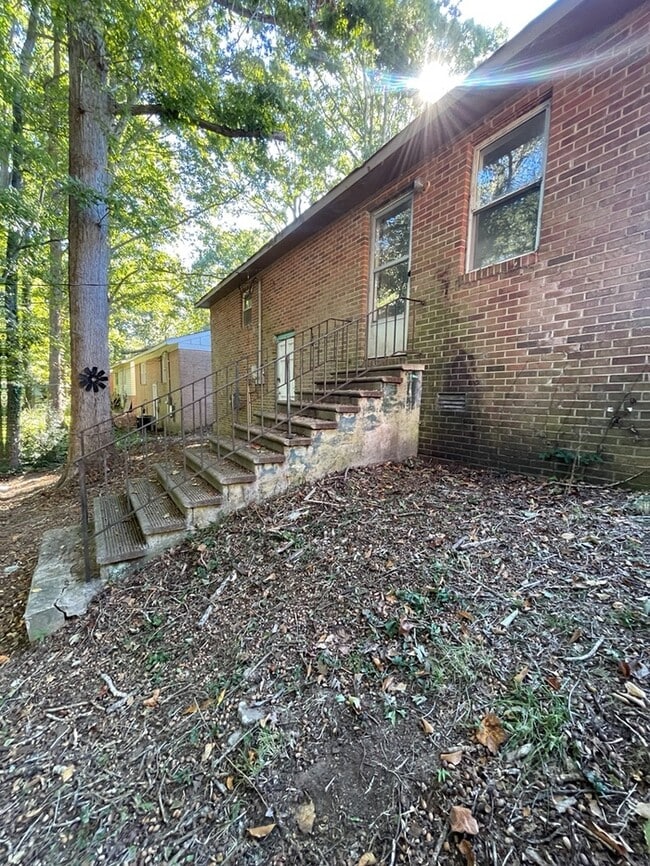 Building Photo - 3 Bedroom 1 Bathroom