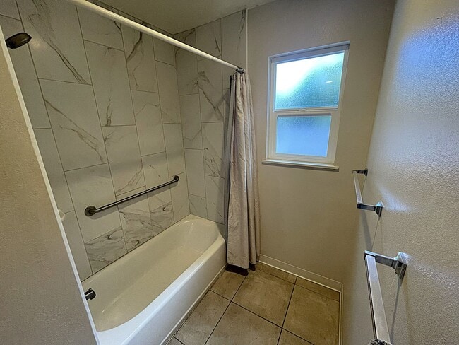 Building Photo - Beautiful 3-Bedroom, 2-Bath Single-Level H...