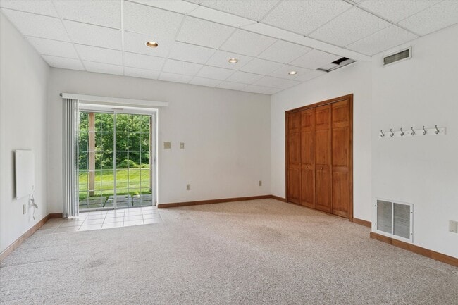 Building Photo - Freshly Updated 3B/2.5B Townhome with Walk...