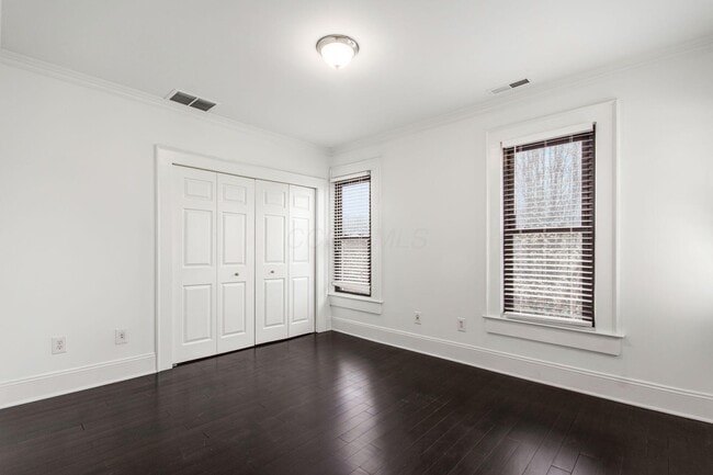 Building Photo - 106 E Gates St