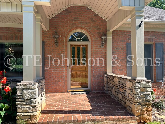 Building Photo - Gorgeous Three Bedroom in Tobaccoville- Mu...