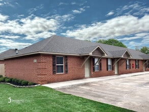 Building Photo - The Oaks: Water/Sewer Included