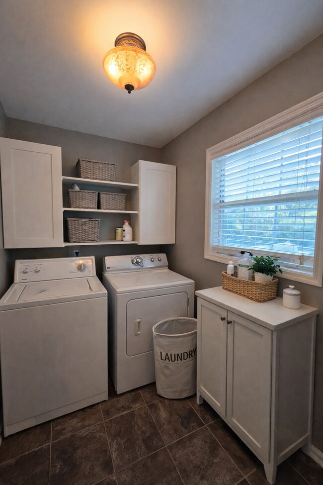 Building Photo - MOVE-IN SPECIAL!! $250 OFF First Month